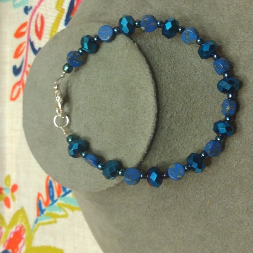 Handmade beaded bracelet and earring set - Picture 2 of 3